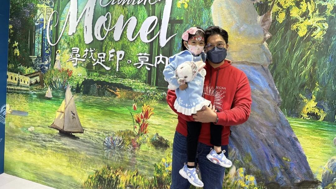 郭晶晶|霍启刚带小女儿看展，头挨着头父女情深，郭晶晶身穿皮衣气质超赞