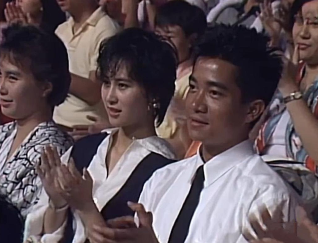 何超琼|赌王龙凤胎女儿现身婚礼接待宴!侧颜撞脸何超琼,娇小身材又像妈