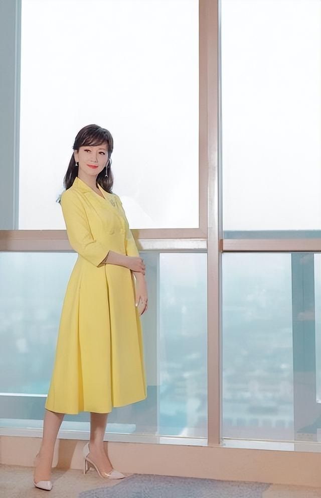 情人节 69岁赵雅芝告诉我们：女人上了年纪留长发、穿收腰裙，美得更高级