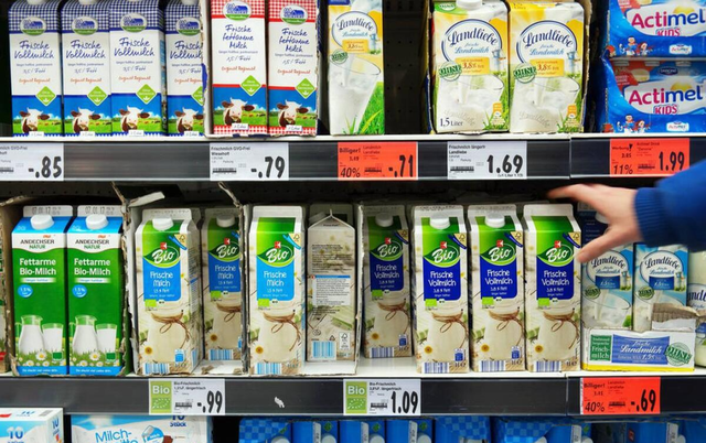 |为什么蒙牛和伊利越来越不被年轻人喜欢了?看完之后你还会喝吗?