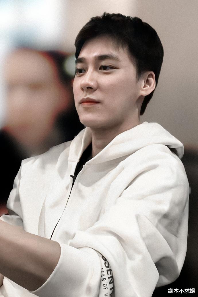 36岁李易峰小吃店被偶遇，黑眼圈厚重显憔悴 ，和粉丝合影太亲密！