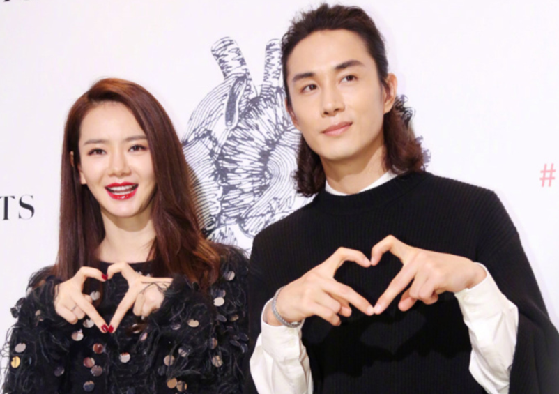 张艺兴|姐弟恋?张艺兴李沁疑恋情曝光!十指相扣漫步街头好甜蜜