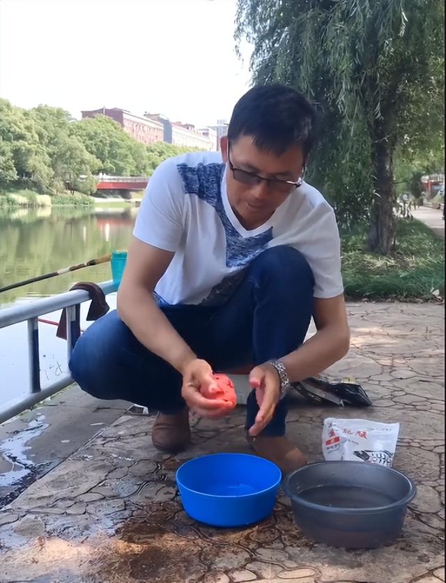 夏天拉饵发粘怎么办?教你两招轻松救活“打死”的饵料!
