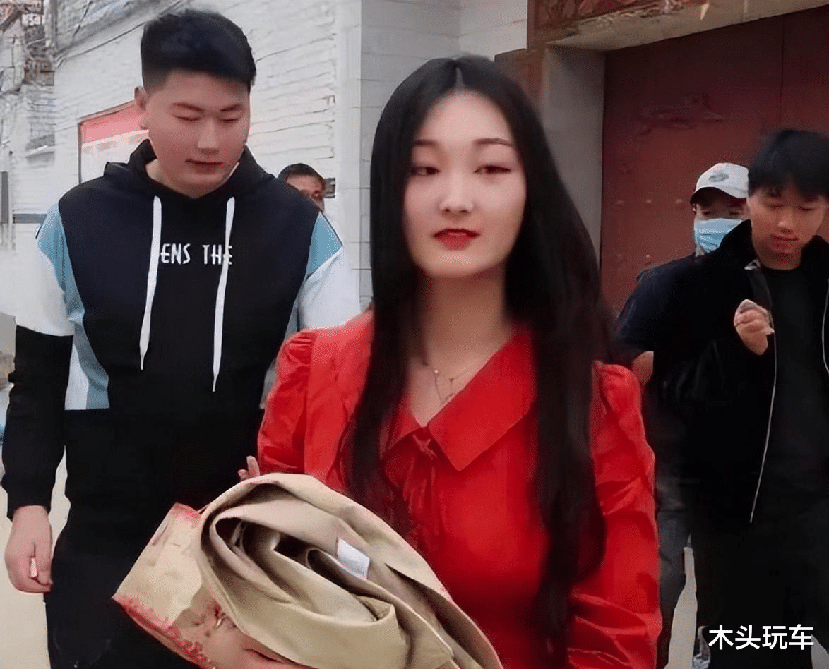 陈亚男|陈亚男疑似再婚了，新结婚照在网上曝光，两人被夸有夫妻相