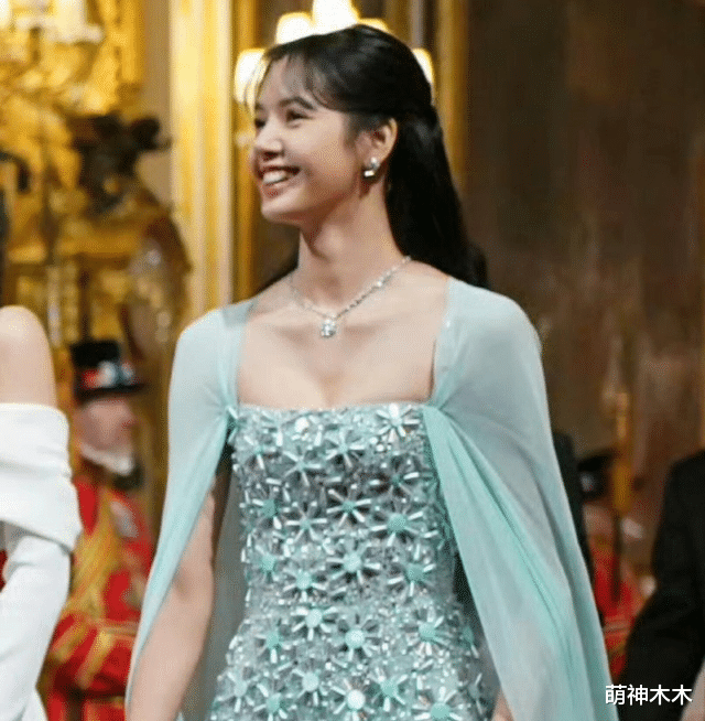 Lisa宴会造型上热搜惹争议，杨颖张嘉倪消失，始作俑者不受影响？