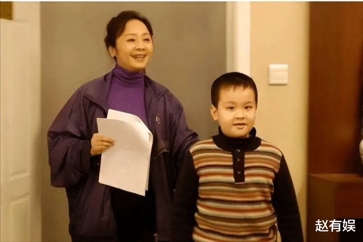 离婚13年后，一个守着儿子不愿再嫁，一个再娶生子其乐融融