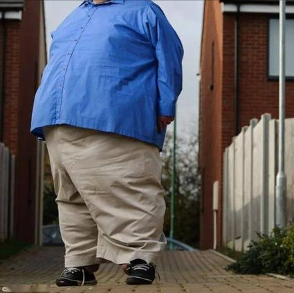 英国男子曾重1018斤，毒药被肥肉吸收，怕死后去屠宰场切皮肤减重