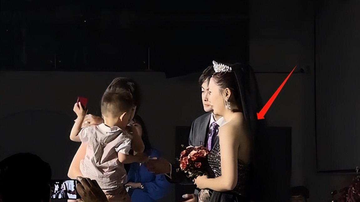 孙铱弟弟大婚新娘穿黑婚纱，婆婆黑白旗袍指不吉利，婚礼氛围怪异