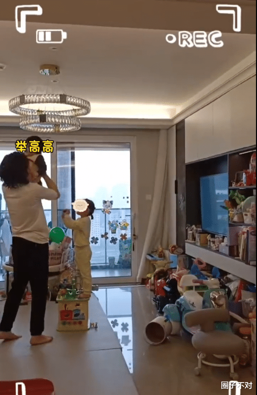 向佐独自带两娃秀爸爸力，豪宅内景罕曝光，客厅又小又乱超接地气