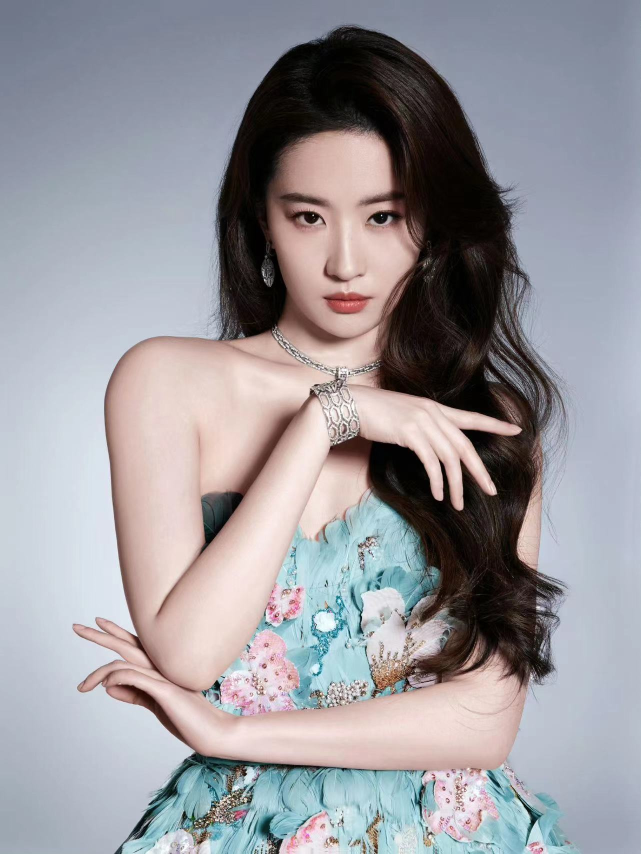 刘亦菲|刘亦菲现身不修边幅被吐槽，拎16万包穿搭没眼看，双下巴显富态