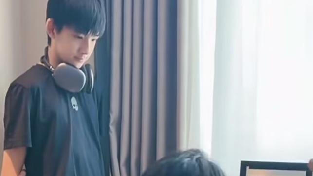 董洁拍戏获儿子暑假探班，14岁顶顶帅成罗云熙，青春叛逆惹哭妈妈