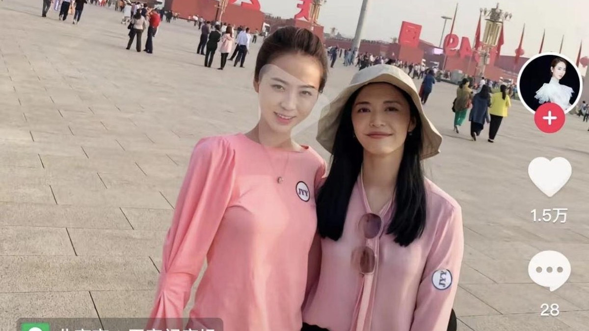 白珊珊人气爆棚，大量私密照流出，脚踩奢侈品牌袜子，不愧是团长