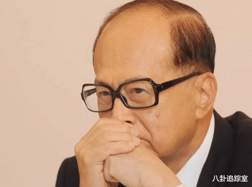 96岁李嘉诚集团招牌被砸,李泽楷携父紧急现身,梁洛施疑在家看娃