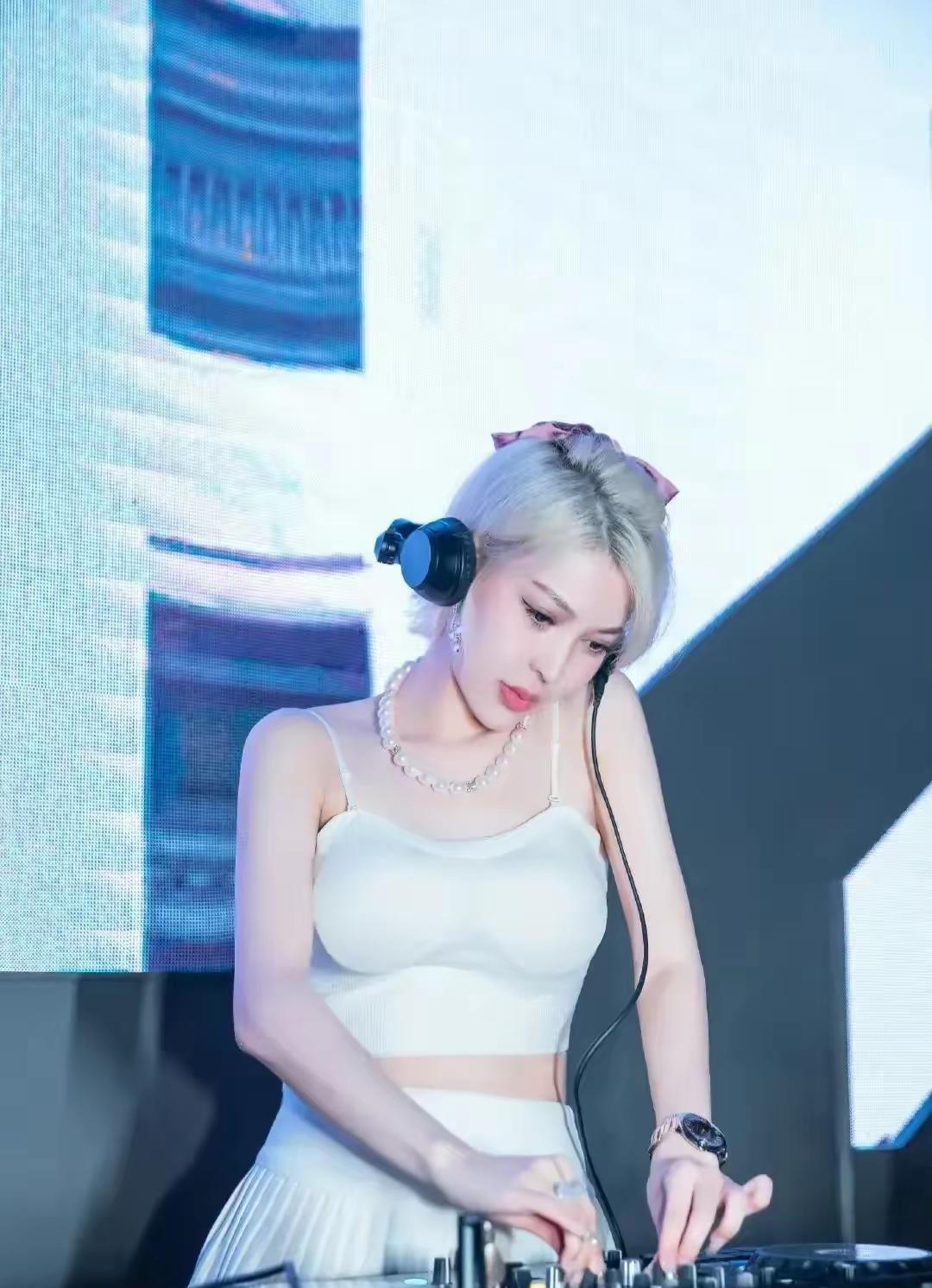 郭美美再次开始炫富,现身高级餐厅就餐,化浓妆不敢相认,承认自己的恋情