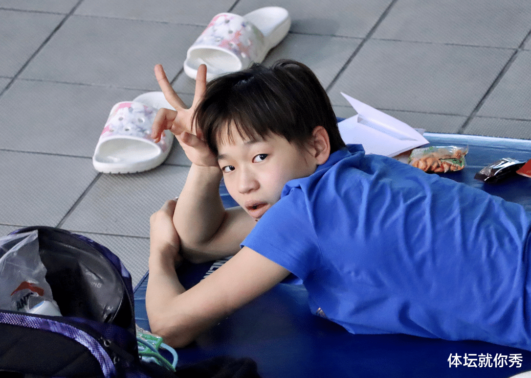 全红婵|全红婵又长高了！和恩师亲密合影，走出丢冠阴影，对粉丝比剪刀手