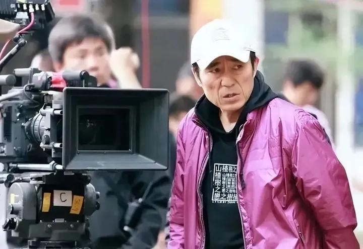 事实证明,11年前举报张艺谋“超生”的何珺,已经走上了另一条路