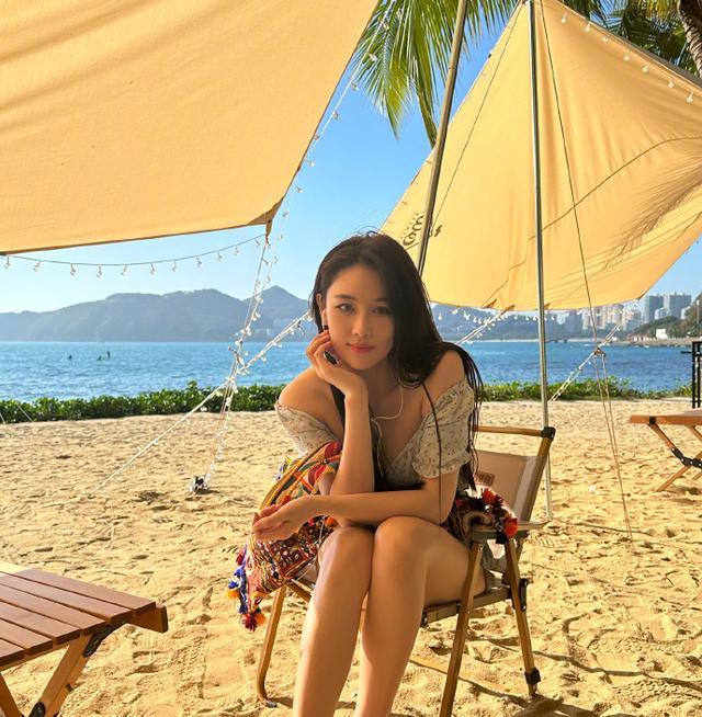 张馨予|张馨予沙滩写真大秀事业线大长腿！魔鬼身材太性感撩人