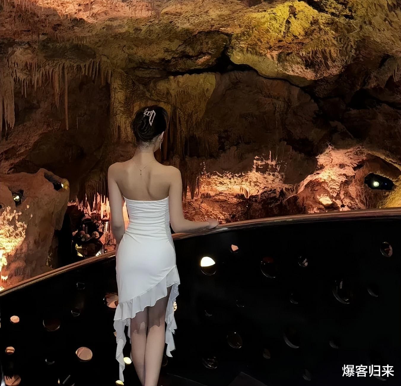 Lily自拍引发网友猜想：15岁新星，成熟魅力背后的出道代价？