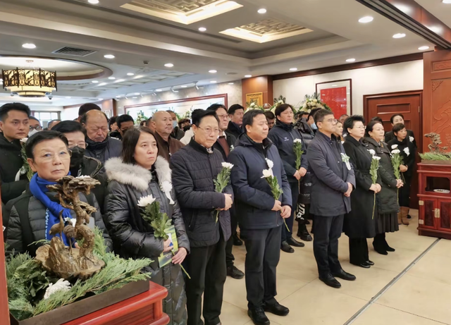 德德玛葬礼现场:腾格尔神情悲伤,丈夫14字挽联惹泪目,遗愿曝光