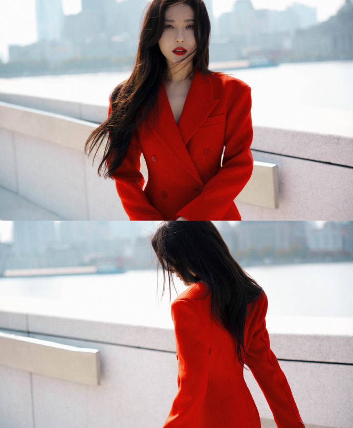 烈焰红唇、大波浪发型，曾黎美照散发迷人韵味！