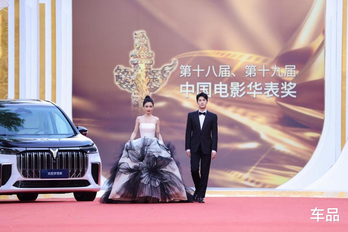 华表奖颁奖红毯仪式众明星云集，女星气质非凡，把男星都比下去了