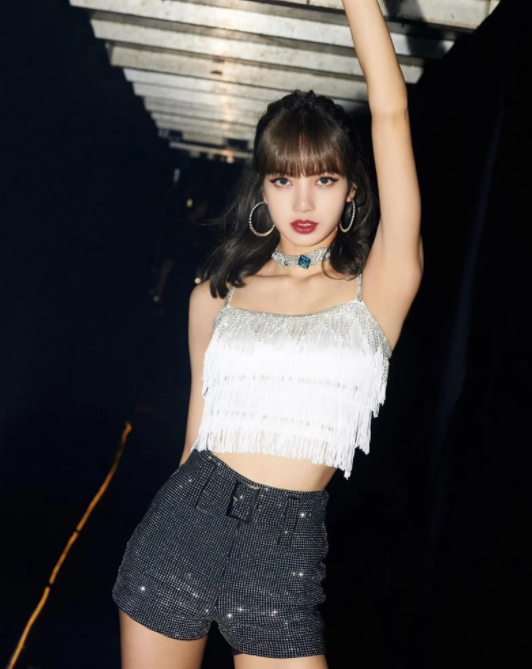 曝Lisa疯马秀彩排视频疑流出,通体雪白一马平川,疑已签美国公司