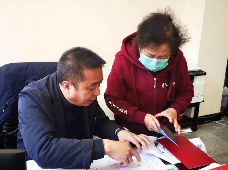 求职|58岁清华毕业生求职遇阻,低龄老人就业成难题,网友却有不同看法