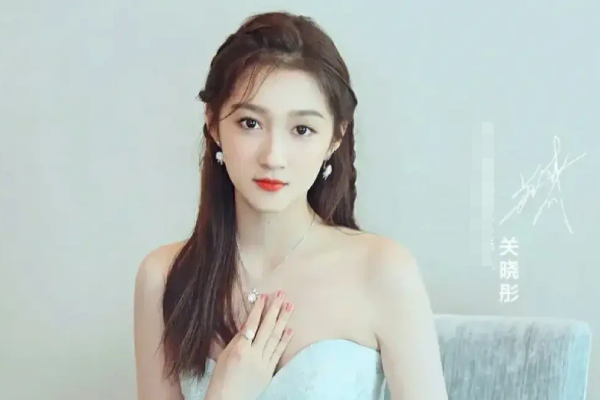 校花|京圈格格关晓彤,亲姐过世六年死因成谜,为何全家人无动于衷