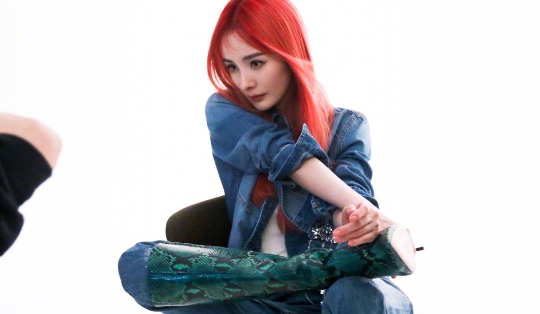 杨幂|36岁杨幂红发造型曝光，精修与未修图差距大，头发稀松还在强撑少女感