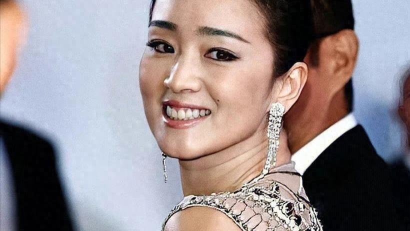 狐狸尾巴彻底藏不住了！张艺谋妻妾成群，私生子和巩俐是越长越像