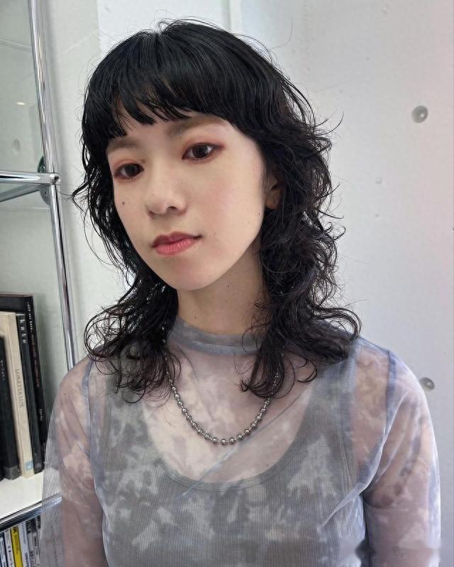 最受欢迎的三种女士发型，搭肩全头卷，微扣锁骨发，精致挂耳短