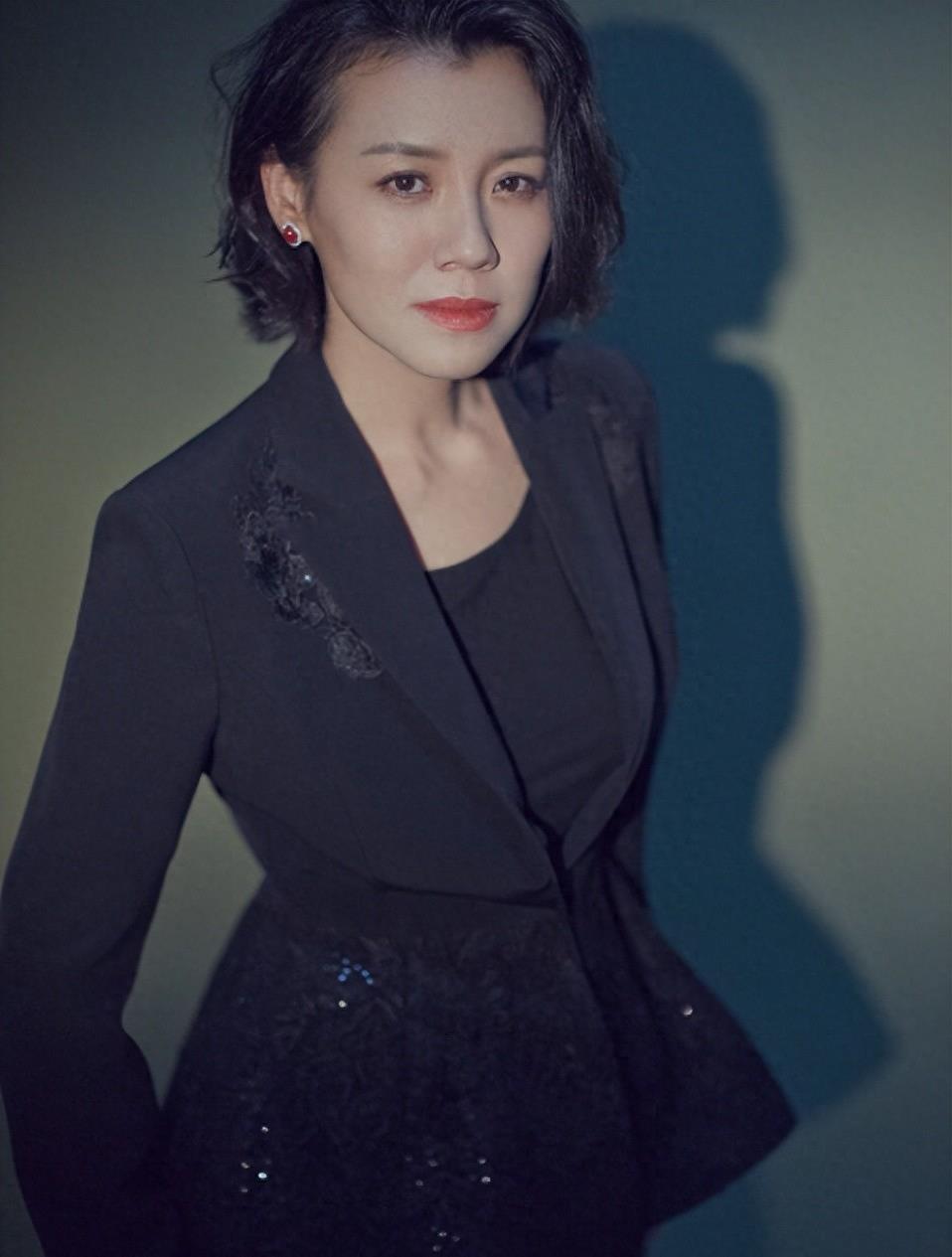 她与导演同居三年却惨遭抛弃,转身下嫁穷小子后,竟还翻身逆袭了!