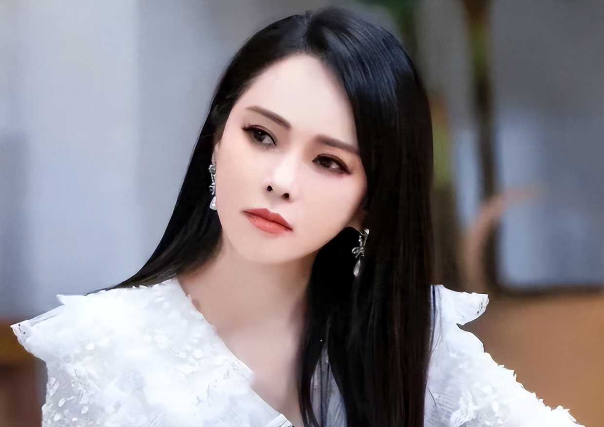 伊能静为日企站台陷立场门!评论区沦陷删千条骂评,疑用女儿洗白