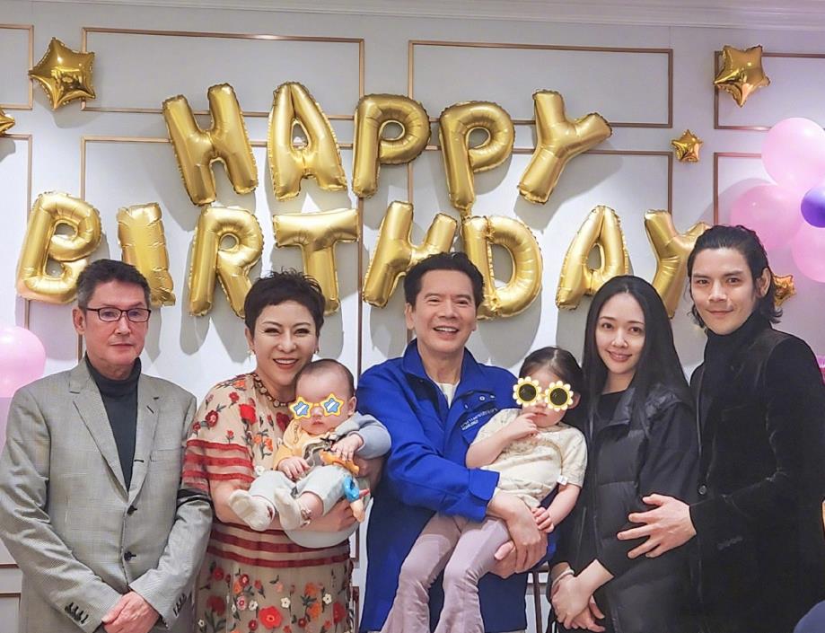 郭碧婷|郭碧婷婆婆与8位友人同框!一袭印花裙庆祝64岁,不站C位依然抢镜