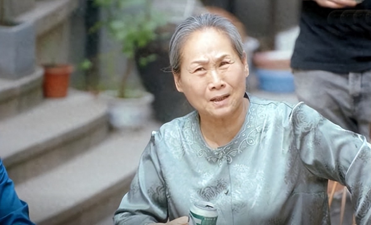 60岁被亲儿子带入演艺圈，73岁成了“百亿老太”，如今比儿子还要红