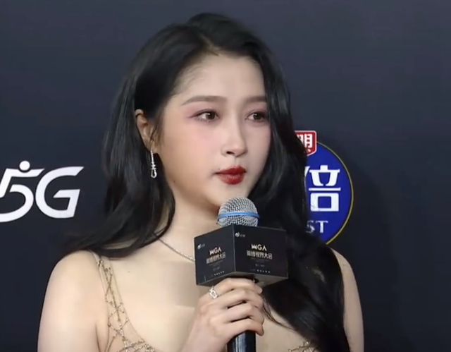 明星|红毯上明星的猎奇造型：穿肚兜，穿雨靴，披“床单”，戴刷碗手套