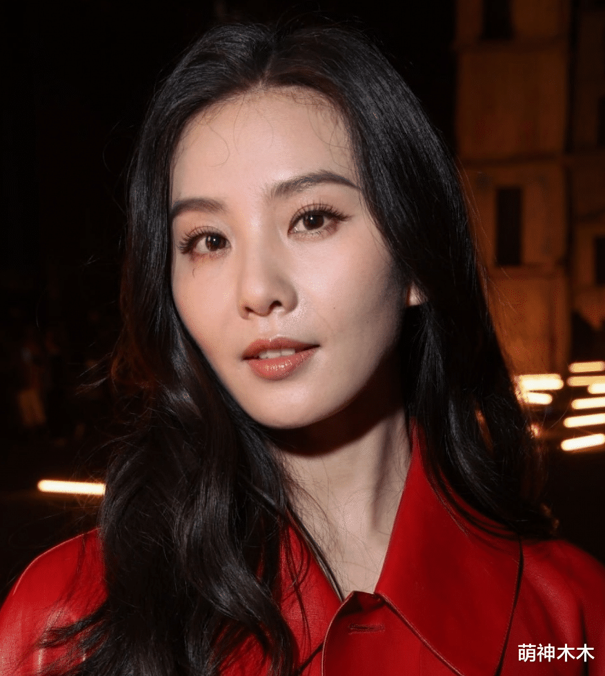 刘诗诗|刘诗诗外媒生图曝光,假睫毛掉脸上太尴尬,穿过季旧款撞衫韩女星