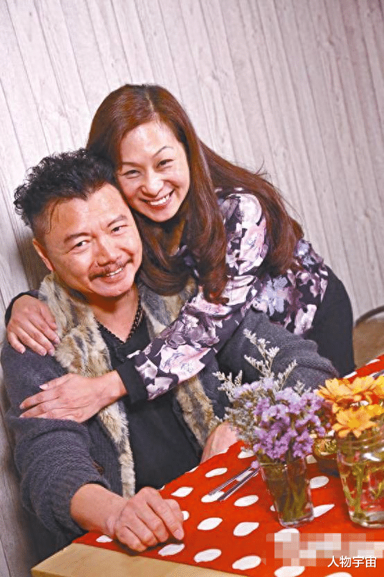 他能演会唱,是关海山徒弟罗嘉良好友,花百万为妻治癌,因爱复婚