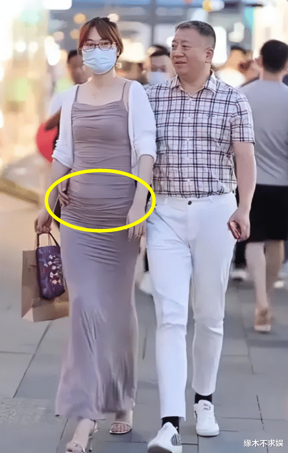 文员|再现“牵手门”!曝中铁三局郝总与美女牵手,曾陷招聘风波,要求文员必须身材好