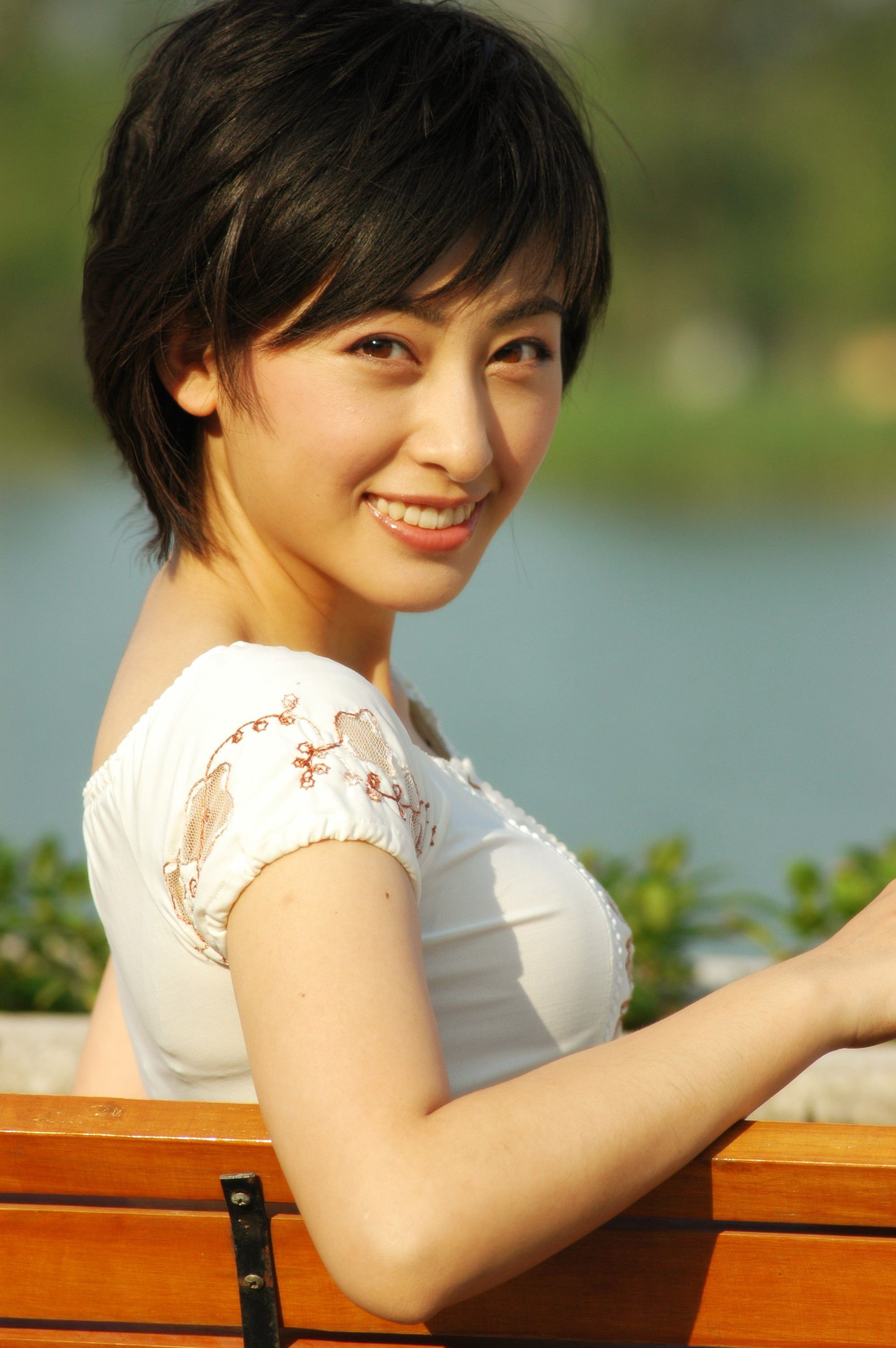 64岁港星李子雄定居河北小县城!娶小23岁内地女星,女方身材姣好