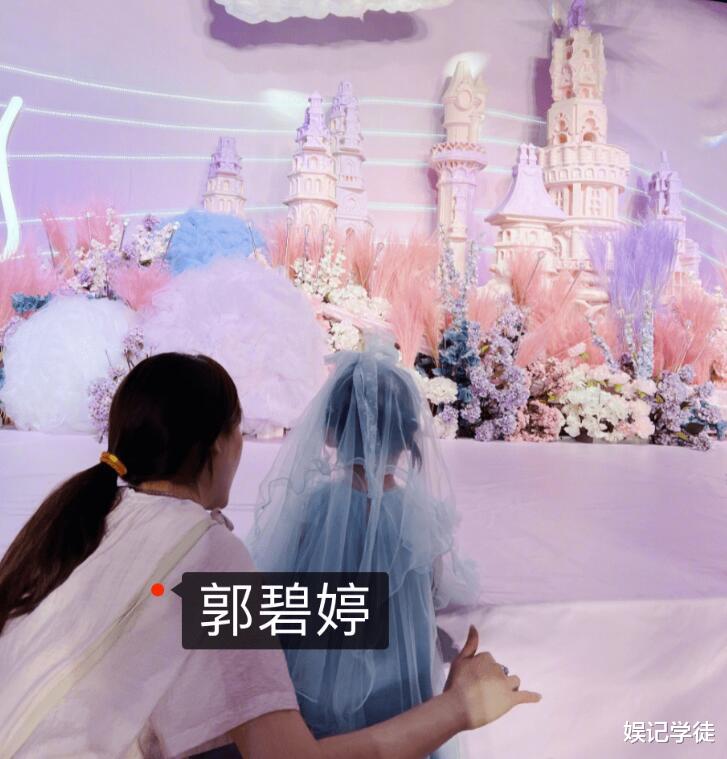 向佐一家参加好友婚礼,小奶皇开心激动,郭碧婷穿着简单五官迷人