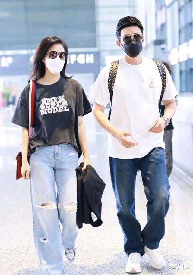 陆毅|陆毅鲍蕾合体走机场,1岁之差却似两代人,一个青春女学生,一个油腻中年大叔