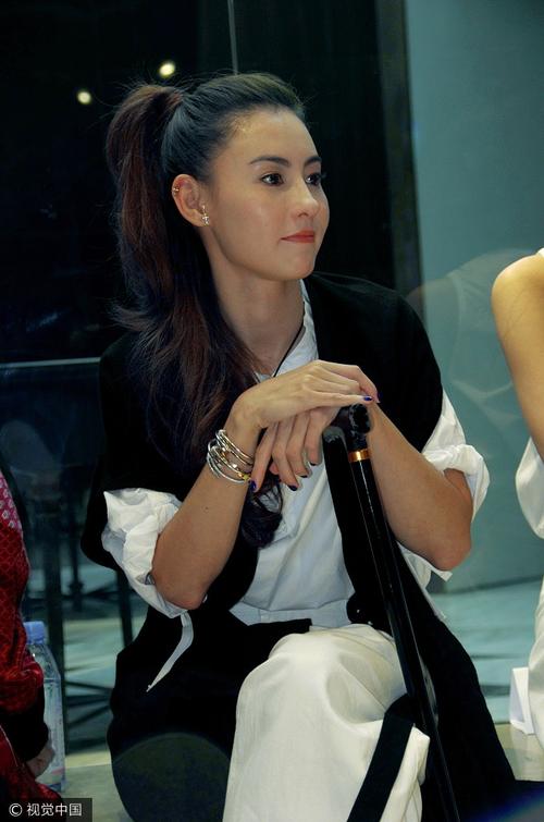 张柏芝|曾经张柏芝和陈小春同游曼谷,在游泳池旁,被媒体拍摄下来了