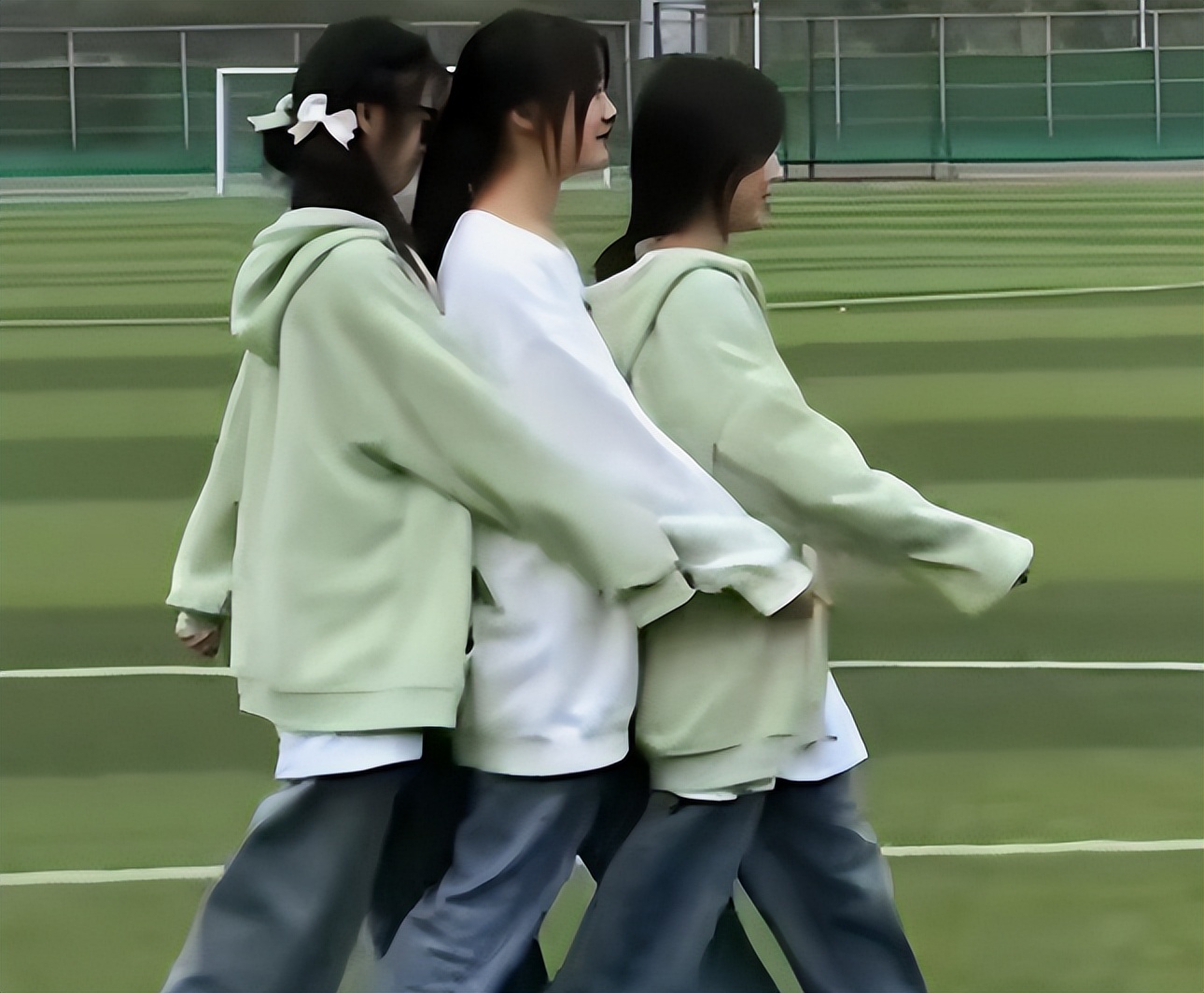 发型 女生偏爱“鲶鱼须”发型,自以为慵懒又好看,但越看越像非主流