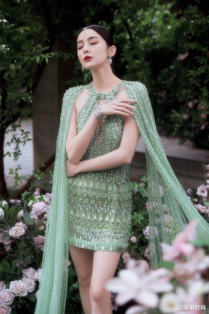 古力娜扎 娜扎的异域仙气写真：穿上绿色珠裙化身花园中的神女