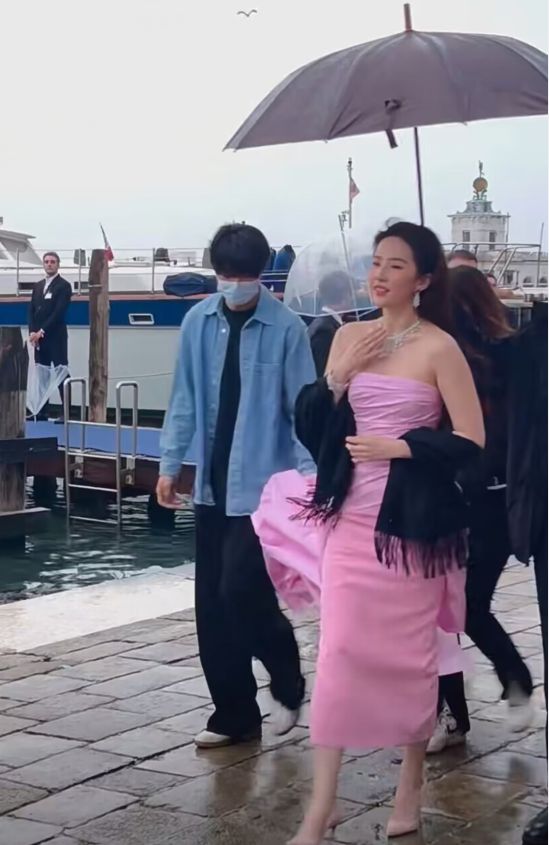 刘亦菲|刘亦菲国外看秀生图惹争议，肩膀壮实驼背明显，近照被指毫无仙气