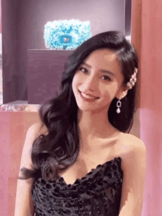 巴黎时装周 范冰冰出席巴黎时装周，四天八套，大秀春光却无人看