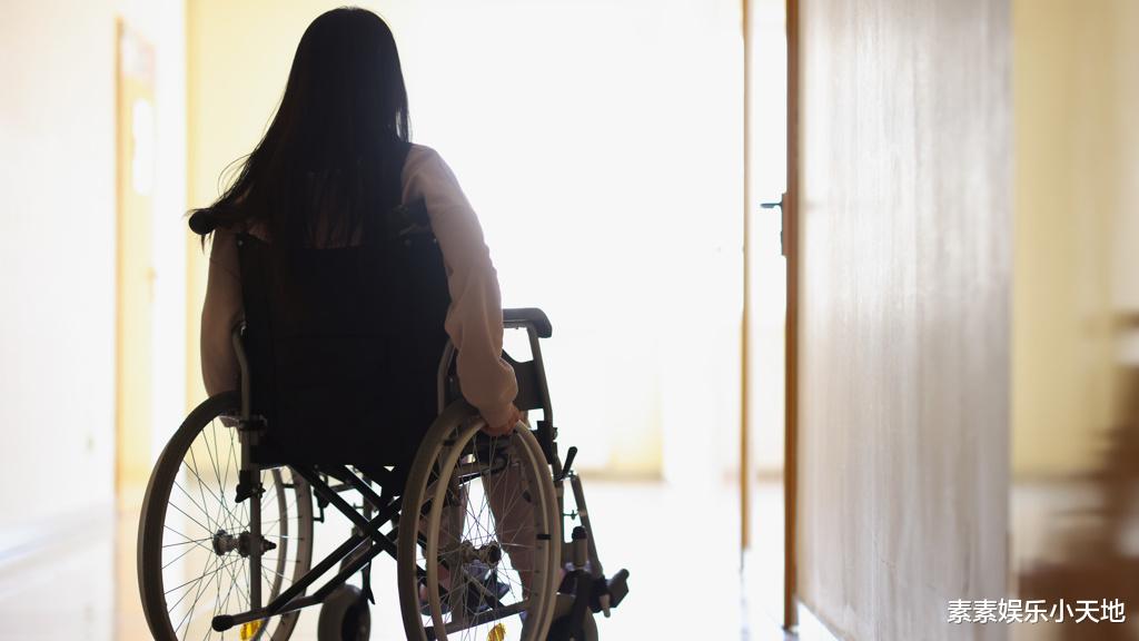 31岁女星被牌匾砸中，下半身瘫痪失去知觉，残疾后仍坚持做偶像