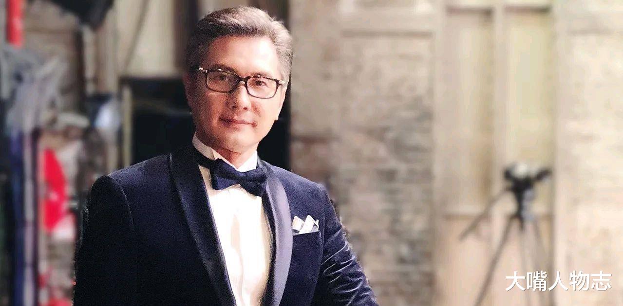 满头白发悲观厌世,包小柏沉溺失女之痛:骨灰制项链,AI求复活