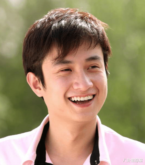 39岁文章现身大佛寺,头发花白背部佝偻状态差,怒视拍摄者似不满